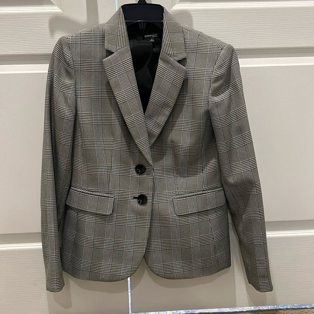 Jones New York Size 4, Single breasted, Black and White Houndstooth blazer